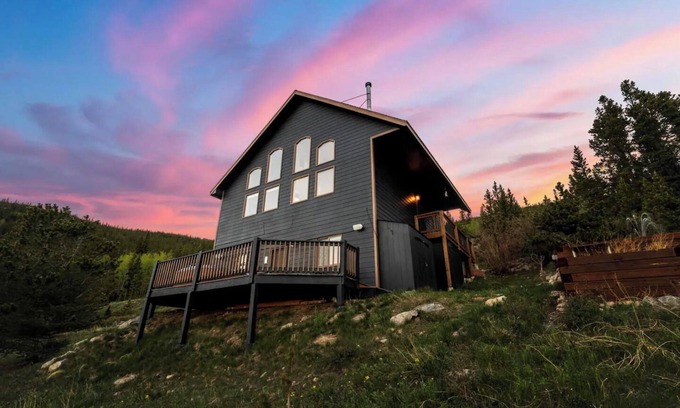 Saint Mary's Cabina | Amazing 10,000-Ft Views Vacation Retreat w/ Hot Tub & PS5 Fun