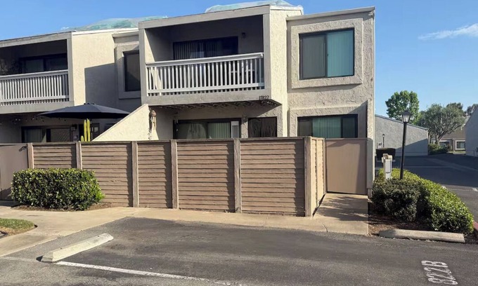 Huntington Beach Condominio | Amazing 2-bedroom condo in Huntington Beach.