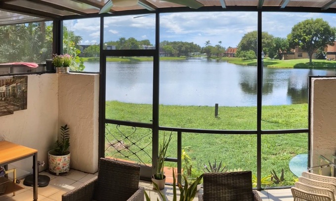 Pembroke Pines Apartamento | Amazing 2-bedroom lakefront apartment with AC in Pembroke Pines