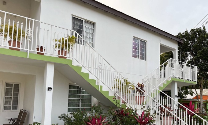Saint John Parish Apartamento | Amazing 2 Bedroom apt 1 Warm, Cosy, Comfortable