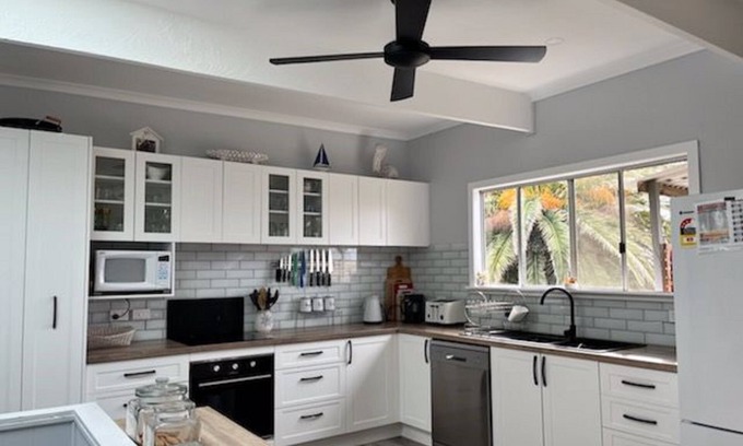 Louth Bay Casa | Amazing 2 level house less than 2 minutes walk to the beach.