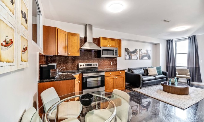 Chinatown Apartamento | Amazing 2BD Steps From the Convention Center