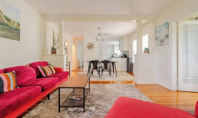 Watertown Apartamento | Amazing 3-bedroom apartment in East Watertown with Parking, WiFi, AC and More