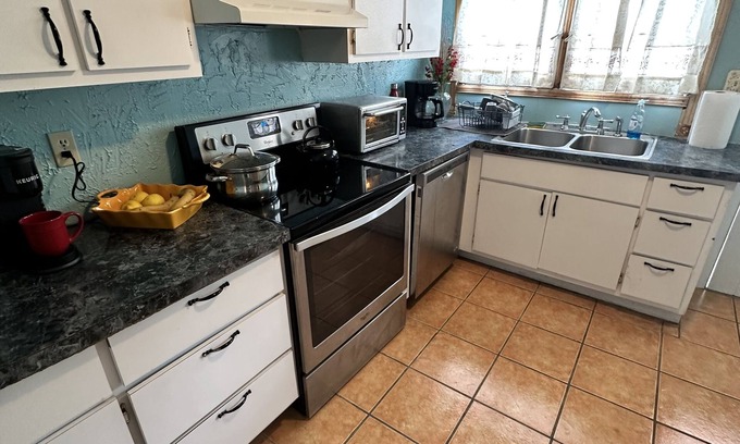 East Daytona Villa | Amazing 3 bedroom house. Fully furnished. .10 minute walk to Daytona Beach.