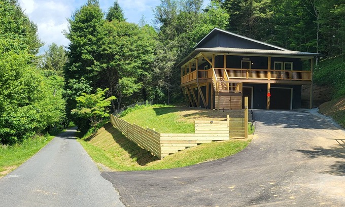 Boone Cabina | Amazing 3BR 3BA Boone Hideaway-Newer Built