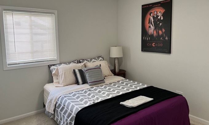 Romeoville Casa | 🦋 Amazing 3BR Condo, King Bed With Free Parking 🦋