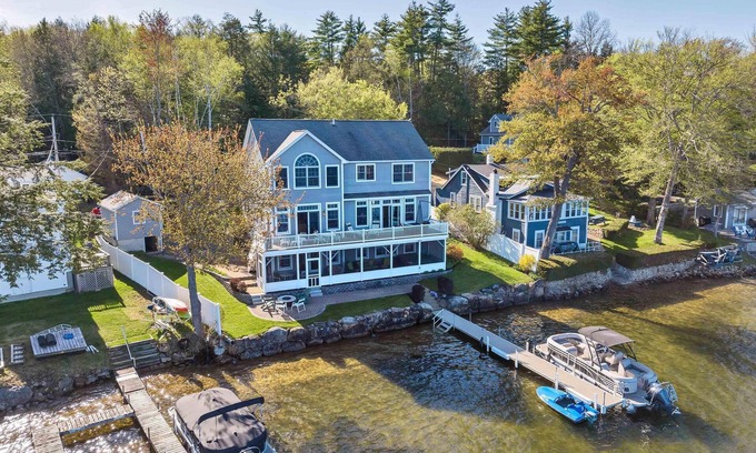 Laconia Casa | Amazing 4 bed/4 bath home right on Lake Winnisquam w terrific views, hot tub