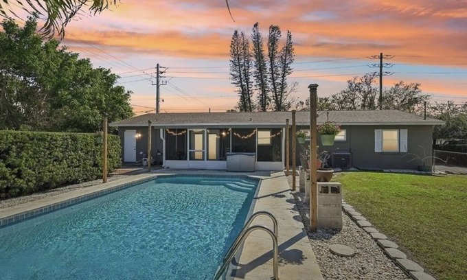Palmetto Otro | Amazing 4-bedroom fisherman's farmhouse retreat with pool, AC in sunny Palmetto