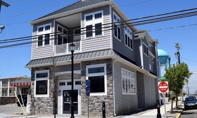 Sea Isle City Condominio | Amazing 5 bedroom, 3 bath condo in the heart of Sea Isle City. Only one block from the beach and steps to restaurants, shopping, and the Promenade!