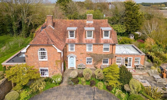 Sidlesham Casa | Amazing 5 BR Country Home ~ Pool, Gym, Yoga Studio