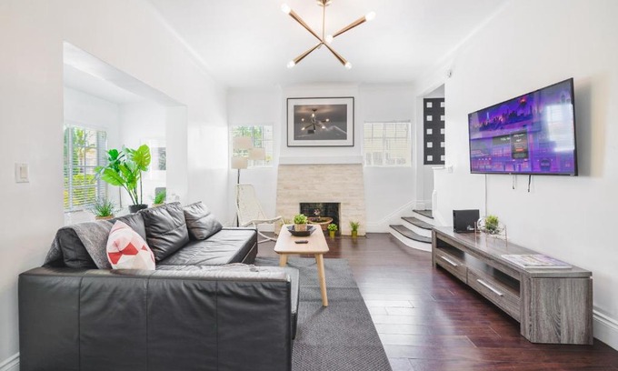 Buena Vista Casa | Amazing 5BR Family House At Design District - 15 min from the beach
