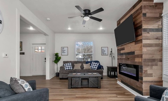 South Hyde Park Casa | Amazing 6 bdrm Home/Downtown KC/Near Plaza/UMKC