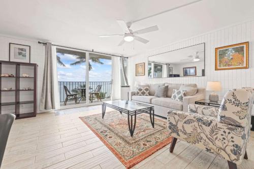 Punaluu Casa | Amazing 7th floor Beachfront Condo