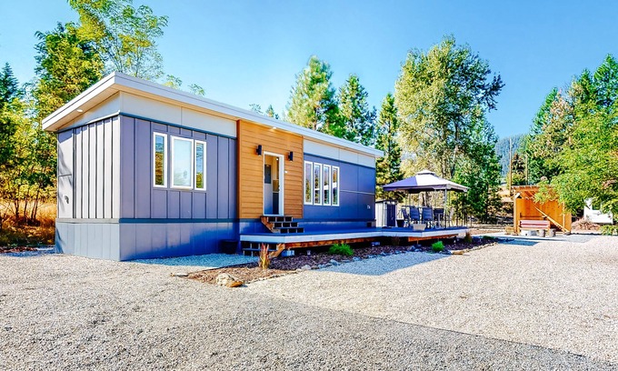 Christina Lake Casa | Amazing all-new bungalow with grill, firepit, & deck - walk to public beach