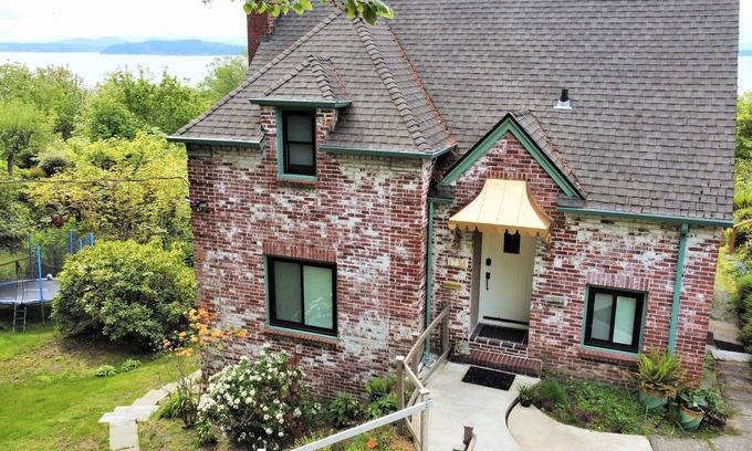 North Admiral Casa | Amazing and serene view house, art deco charmer, fully restored