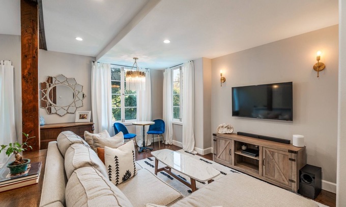 South Arroyo Casa | Amazing Apartment attached to historic home in Pasadena!