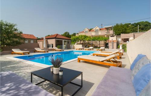 Sinj Apartamento | Amazing Apartment In Obrovac Sinjski