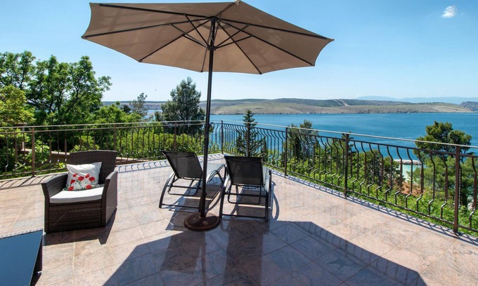 Jadranovo Apartamento | Amazing Apartment in Jadranovo With Outdoor Swimming Pool, Wifi and 2 Bedrooms
