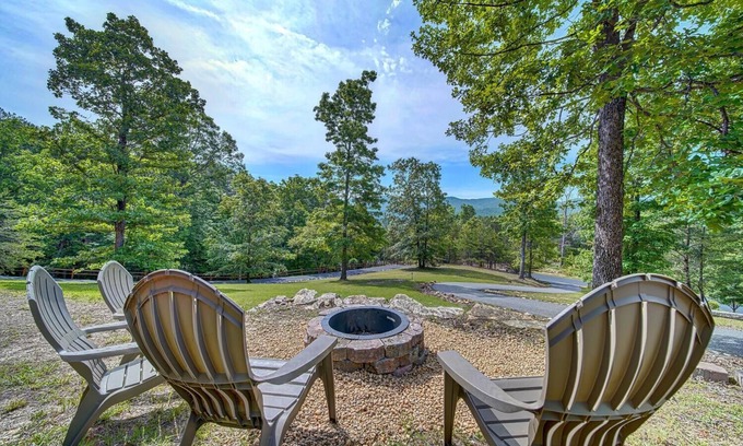 Young Harris Cabina | Amazing Appalachian Mountain Views from Every Room!