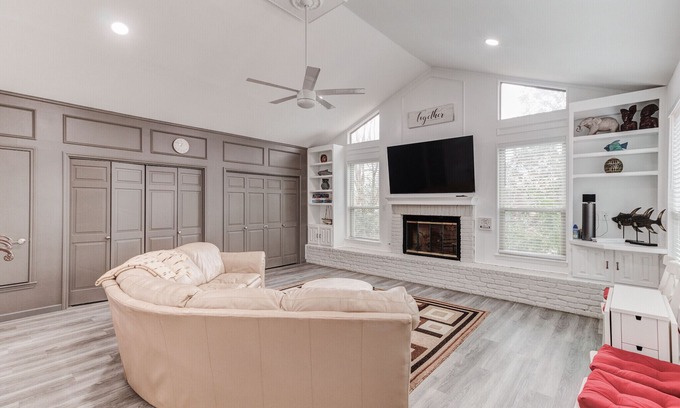 Central Arlington Casa | Amazing! ATnT Stadium Rangers New Ball Park, Six Flags, Hurricane Harb Tex Live!