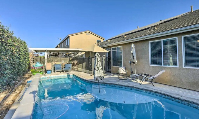 Greenacres Apartamento | Amazing Bakersfield Home w/ Outdoor Pool