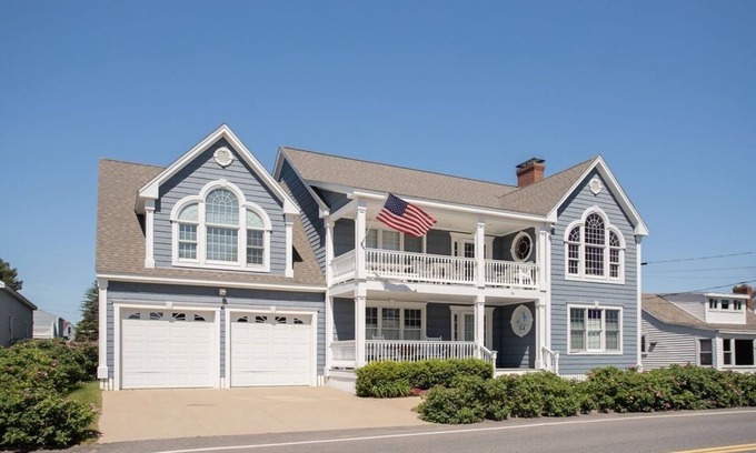 Wells Beach Casa | Amazing Beach House! 5 Bedroom across the Ocean!