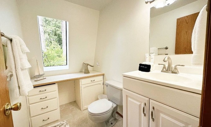 Allyn-Grapeview Cabina | Amazing beach house! Fire pit, grill, TV and games!