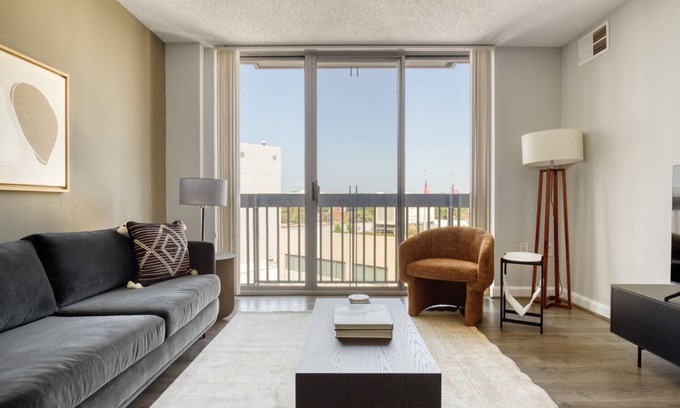 Woodmont Triangle Apartamento | Amazing Bethesda 2BR w/ Gym & Pool, near Metro, by Blueground