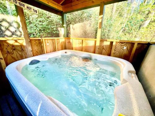 Helen Casa | Amazing Cabin HOT tub minutes to Helen #1