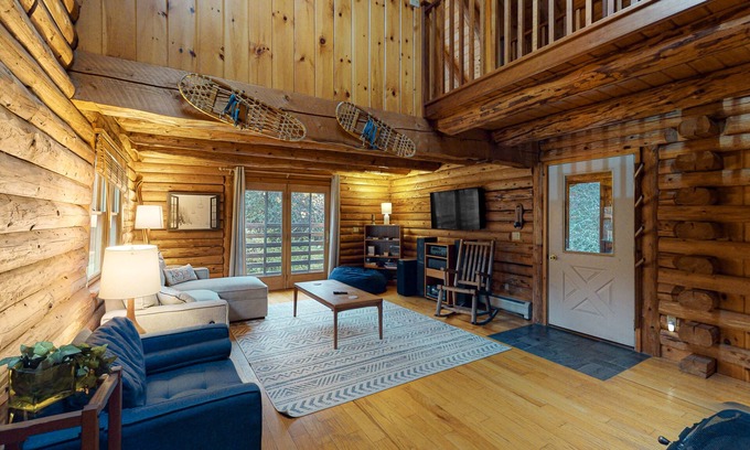 Hartland Cabina | Amazing cabin on 12 acres with AC, jetted tub & woodstove - dog-friendly
