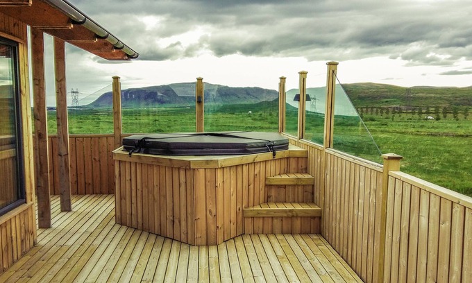 Selfoss Cabina | Cabina increíble con interior cálido, bañera de hidromasaje, chimenea, proyector y vistas mágicas.