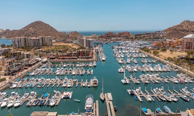 El Médano Ejidal Casa | Amazing Cabo Marina condo with private jacuzzi
