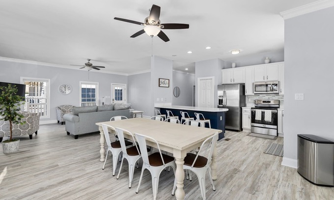 Cherry Grove Beach Casa | CASA DE LUJO RECIENTEMENTE RENOVADA, AMIGABLE CON LAS MASCOTAS, DUERME 26