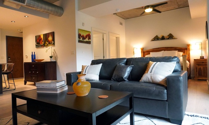 Central Boulder Apartamento | Amazing Condo with Rooftop Pool & Movie Theatre!