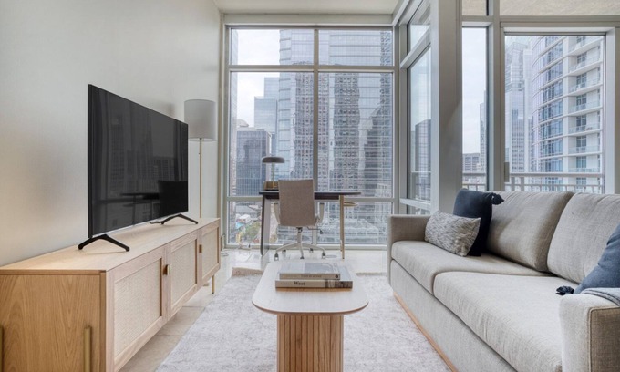 Second Street District Apartamento | Amazing Downtown 1BR w/ Gym & W/D, nr Lady Bird Lake, by Blueground