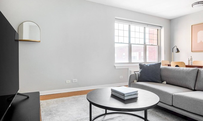 Evanston Apartamento | Amazing Evanston 2BR, 1 mile from Northwestern campus, by Blueground