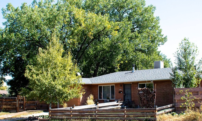 Martin Acres Casa | Amazing Flatirons View on Broadway . 1.3 Miles from the University of Colorado.