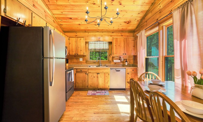 Cherry Log Cabina | Amazing Fun Location, Hot Tub, BBQ, Near Wineries, by Stream, Fiber Internet