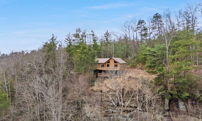 Zoe Cabina | Amazing Grace Cabin at Red River Gorge! Million dollar views! Sleeps 12! Hot tub