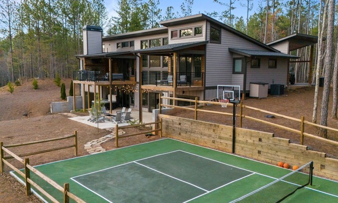 Ellijay Cabina | Amazing Grace ~ Indoor Heated Pool ~ Pickleball ~ Basketball ~ Hot Tub ~ Fire Pit