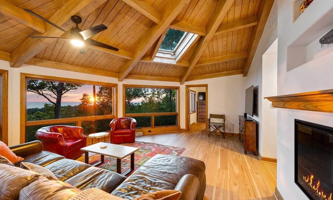 Sturgeon Bay Casa | Amazing Green Bay sunsets. Dog-friendly fenced yard. King beds. Open spaces.
