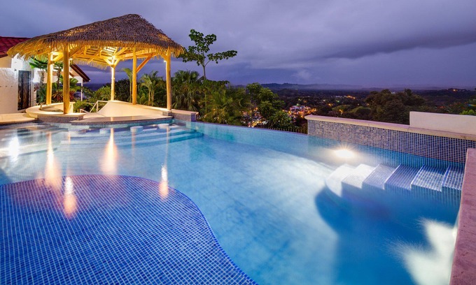 El Cerro Casa | NUEVA LISTA, Increíble casa en la ladera, recientemente renovada con piscina privada infinita