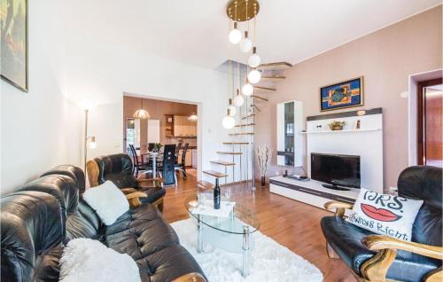 Kastel Gomilica Casa | Amazing Home In Kastel Gomilica