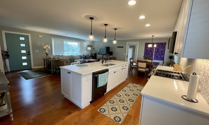 Fennville Casa | Amazing home in the Saugatuck area-3BR,2BTH,Dogs OK, close to beaches, vineyards