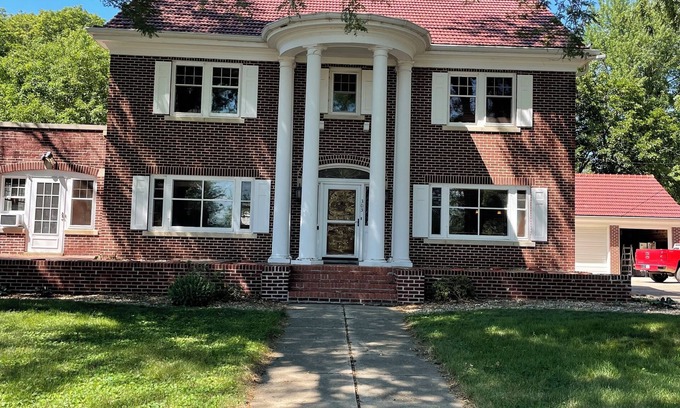 Storm Lake Casa | Amazing home near lake, parks, shopping and BVU! Perfect for summer vacation!