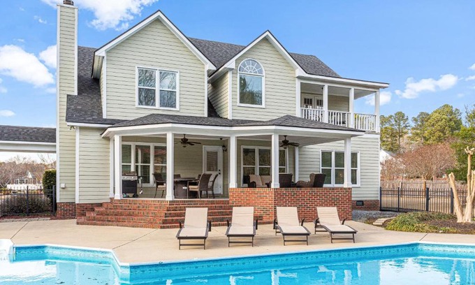 Terry Sanford Casa | Amazing Home w/Huge Pool, Game Tables, Movie room, and More!