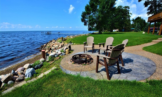 Aitkin Casa | Amazing Home With Beach, Dock, Water Toys, Firepit, Close to Aiktin & Cuyuna