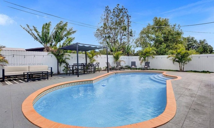 Ives Estates Casa | Amazing House Pool/Grill/Beach 15 min