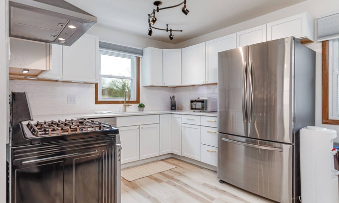 Sheboygan Casa | Amazing interior remodel for 7 in quiet safe walkable central neighborhood