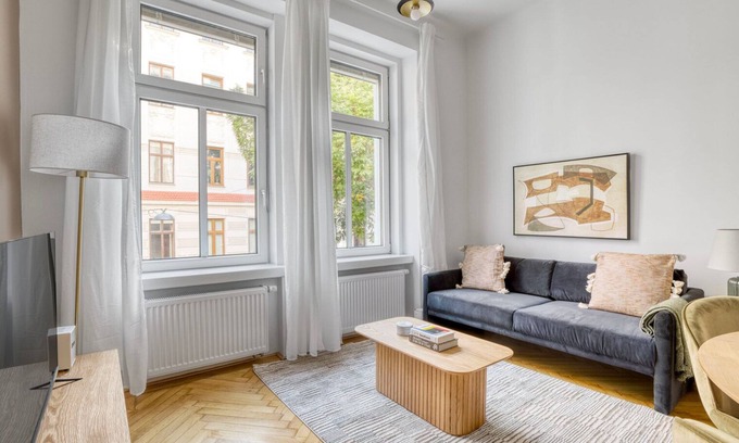 Altlerchenfeld Apartamento | Amazing Josefstadt 2BR w/ Elevator, nr Shops & Dining, by Blueground